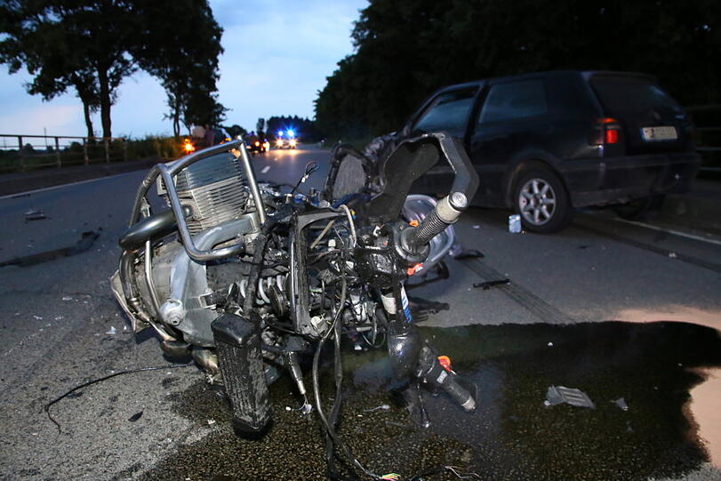 Schwerer Unfall: Ein Motorradfahrer krachte in ein entgegenkommendes Auto.