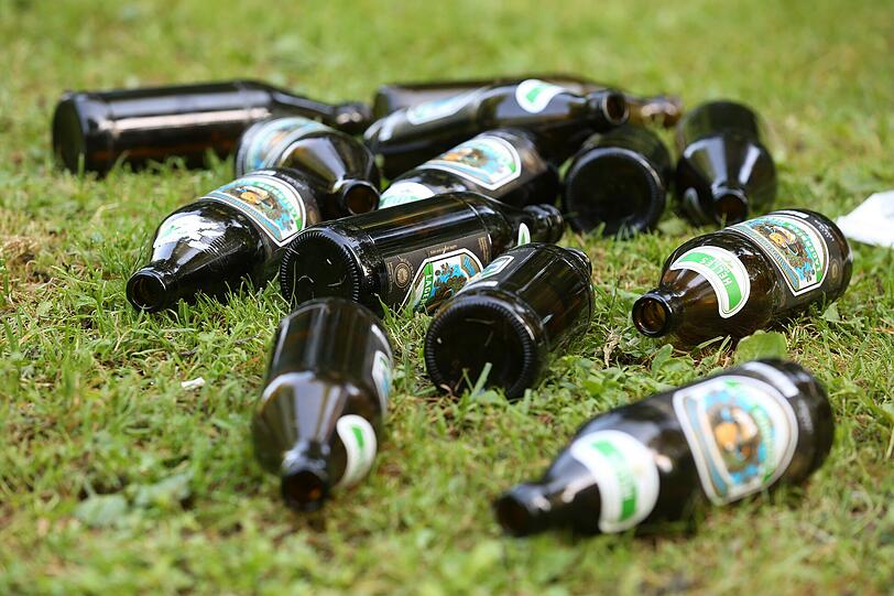 Genauso wie massenhaft Bierflaschen.