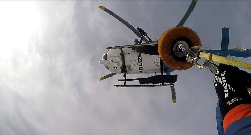 Ein Polizeihubschrauber nahm anschließend die Retter wieder mit ins Tal.