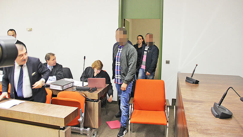 Die Angeklagten werden in den Saal geführt.