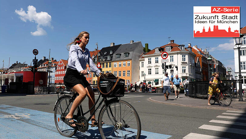 Eine Radlerin fährt am Nyhavn-Kanal in Kopenhagen entlang. In der dänischen Hauptstadt ist das Zweirad ein beliebtes Fortbewegungsmittel. Eine Radlerin fährt am Nyhavn-Kanal in Kopenhagen entlang. In der dänischen Hauptstadt ist das Zweirad ein beliebtes Fortbewegungsmittel.