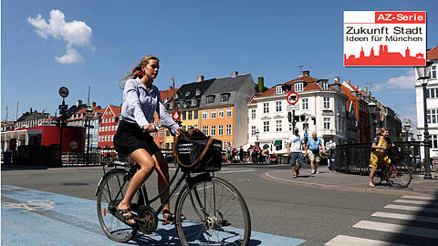 Eine Radlerin fährt am Nyhavn-Kanal in Kopenhagen entlang. In der dänischen Hauptstadt ist das Zweirad ein beliebtes Fortbewegungsmittel.