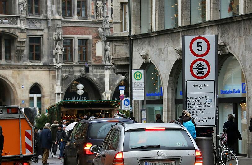 Wo heute noch zahlreiche Taxis, Busse und Räder verkehren sollen schon bald nur noch Fußgänger gehen dürfen. Hier soll die Fußgängerzone künftig verlaufen, die Bilder.