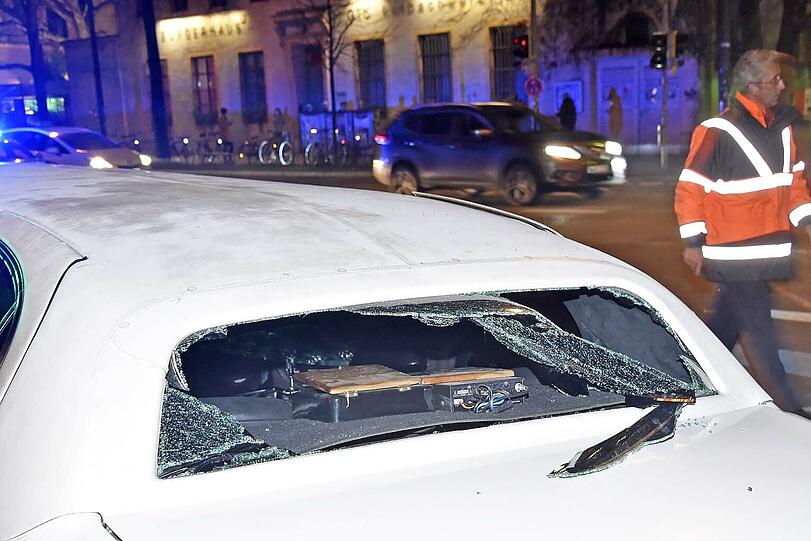 In der Blumenstraße hat es am Samstagabend heftig geknallt - die Bilder von der Unfallstelle.