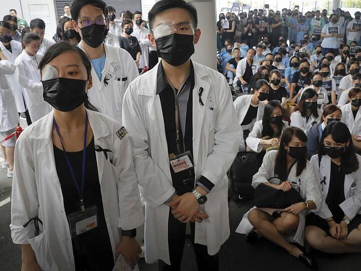 In einem Hongkonger Krankenhaus protestiert das Personal mit Augenklappe und Mundschutz gegen die Brutalität der Polizei gegenüber den Demonstranten.