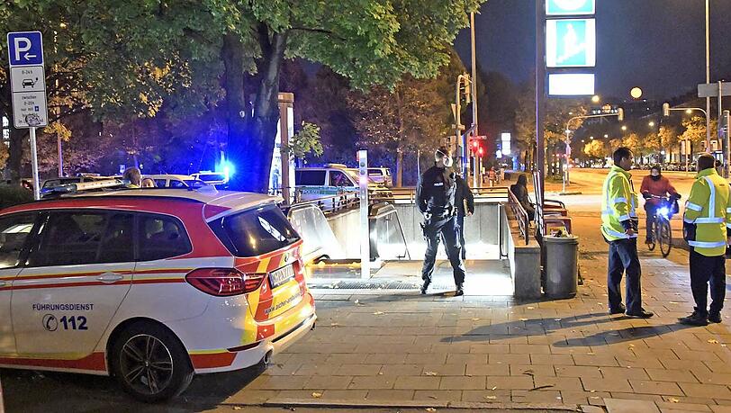 Polizisten vor dem U-Bahnhof Karl-Preis-Platz.