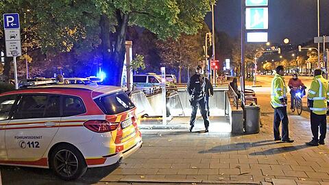 Polizisten vor dem U-Bahnhof Karl-Preis-Platz.