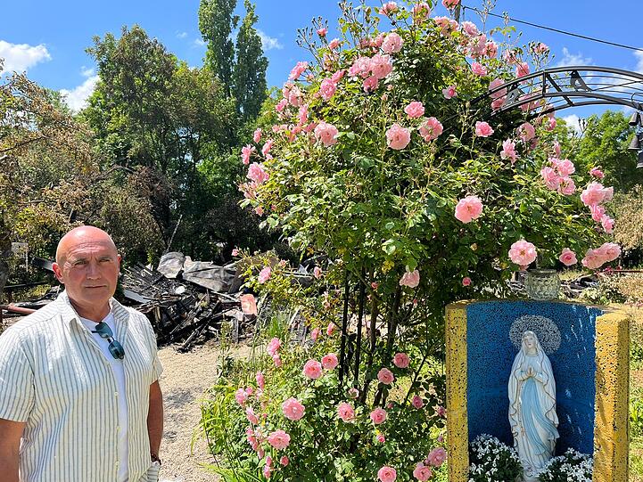 Serge Kaiser vor den Trümmern der Kirche.