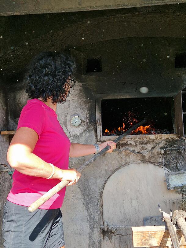 Rein mit dem Breatl in den Ofen: Er wird zun&auml;chst auf 500 Grad Celsius geheizt.