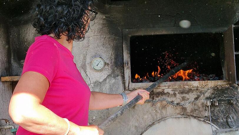 Rein mit dem Breatl in den Ofen: Er wird zunächst auf 500 Grad Celsius geheizt. Rein mit dem Breatl in den Ofen: Er wird zunächst auf 500 Grad Celsius geheizt.