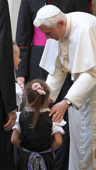 Volksmusikanten, Trachtler und Gebirgsschützen haben für Papst Benedikt XVI. einen bayerischen Festabend in der päpstlichen Sommerresidenz in Castel Gandolfo veranstaltet.