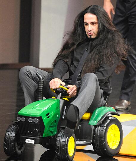 Die nächste Wette entpuppt sich als Pleite: Der Wett-Kandidat wollte auf zwei Rädern auf dem kleinen Traktor fahren, scheitert aber nach wenigen Sekunden. Der Wett-Pate, Comedian Bülent Ceylan, hatte an den Kandidaten geglaubt und muss nun selbst eine Runde Traktor fahren.