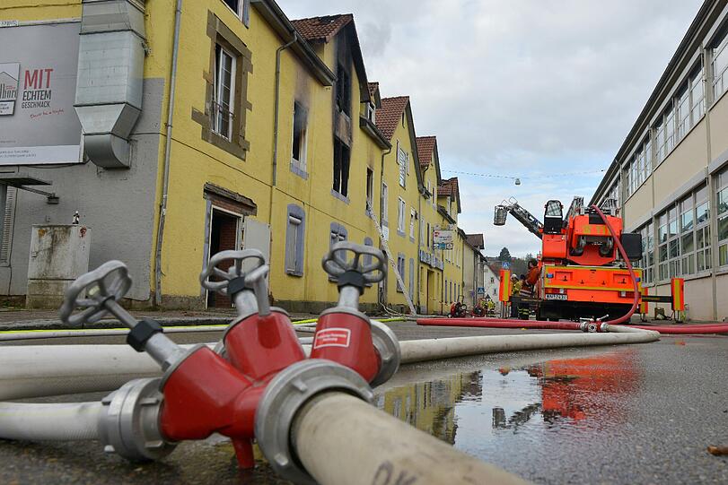 In den Flammen kamen mindestens acht Menschen ums Leben. Die Bilder von den Löscharbeiten.