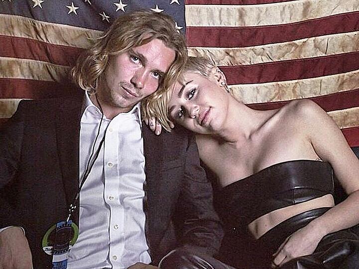 Miley Cyrus kuschelt mit ihrem Jesse