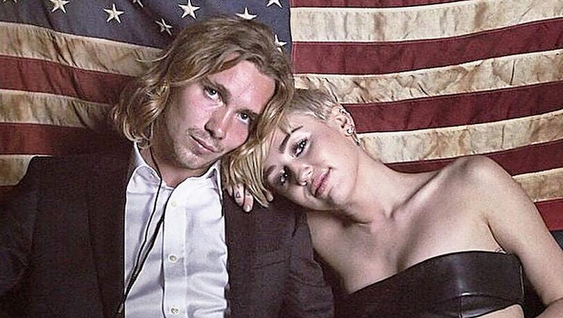 Miley Cyrus kuschelt mit ihrem Jesse Miley Cyrus kuschelt mit ihrem Jesse