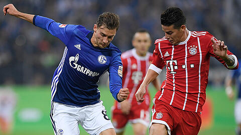 Hier Gegner, in Zukunft Teamkollegen: Noch-Schalker und Bald-Bayer Leon Goretzka (links) im Zweikampf mit Bayern-Profi James.