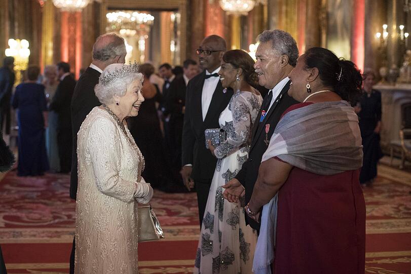 Der tuvaluische Diplomat Enele Sopoaga und seine Frau treffen auf die Queen