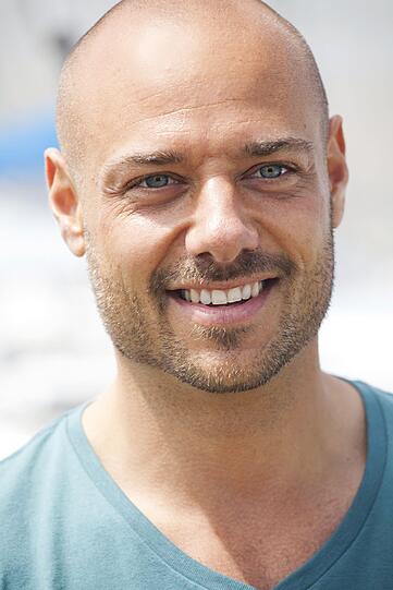 Bachelor Christian freut sich auf das Date an der Strandbar.