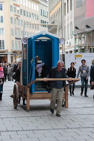 Die fünf Kunst-Häusl stehen noch bis Samstag am Kaufinger Tor, in der Dienerstraße, der Weinstraße, vor der Heilig-Geist-Kirche und am Rindermarkt. "Jeder Standort wurde einem Team aus Künstler und Kurator zugeteilt, die jeweils eine Mobiltoilette bespielen. Die Ergebnisse verhandeln die Frage nach künstlerischer Freiheit und den Möglichkeiten für Kunst im Stadtraum", heißt es von den Machern. Übrigens: Benutzbar sind die Toiletten nicht. Schade eigentlich.