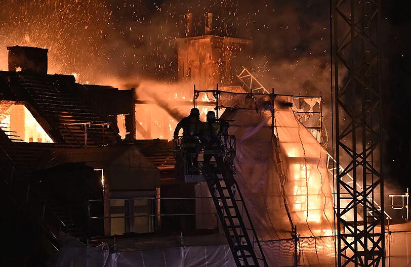 Bei dem nächtlichen Großbrand entsteht ein Millionenschaden. Die Feuerwehr war mit 120 Mann vor Ort - die Bilder.