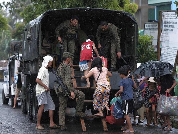 Einwohner von Legazpi werden in Sicherheit gebracht: Hunderttausende Menschen mussten auf den Philippinen aus Angst vor Überschwemmungen und Erdrutschen ihre Häuser verlassen.