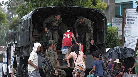 Einwohner von Legazpi werden in Sicherheit gebracht: Hunderttausende Menschen mussten auf den Philippinen aus Angst vor Überschwemmungen und Erdrutschen ihre Häuser verlassen.