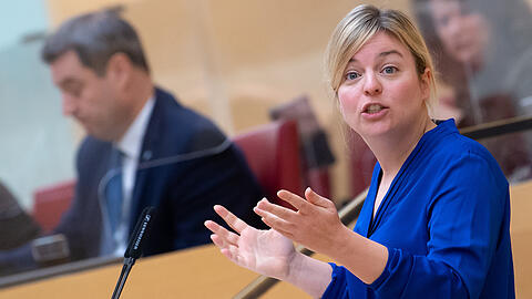 Katharina Schulze, Fraktionsvorsitzende von Bündnis 90/Die Grünen im bayerischen Landtag, spricht während einer Plenarsitzung. Im Hintergrund sitzt Markus Söder (CSU), Ministerpräsident von Bayern.