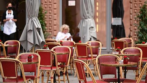 Viele freie Tische vor einem Café in Frankfurt.