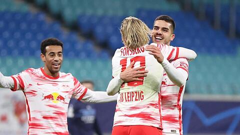 Leipzigs André Silva (r) bejubelt sein Tor zum 2:0 mit Tyler Adams (l) und Emil Forsberg.