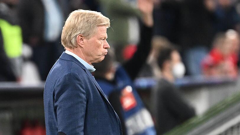Bayern Münchens Vorstandschef Oliver Kahn steht vor Spielbeginn im Stadion.