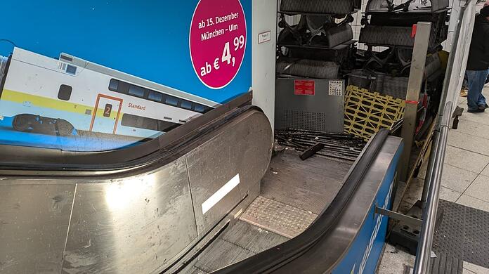 Die Rolltreppe, die seit eine halbe Ewigkeit außer Betrieb ist.