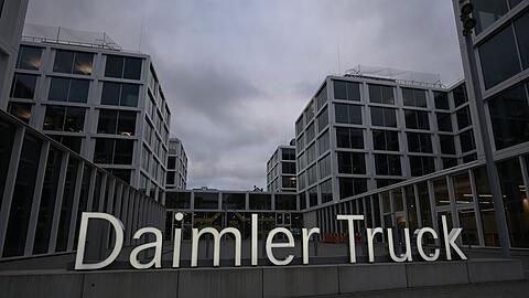 Daimler Truck hat eine Partnerschaft mit einem US-Rüstungsunternehmen vereinbart. (Archivbild)