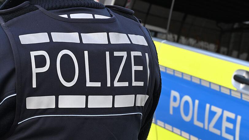 Ein 17-J&auml;hriger f&auml;hrt unter Alkohol das Auto eines Bekannten gegen einen Baum. Der vorl&auml;ufige F&uuml;hrerschein ist erst einmal weg (Symbolbild).