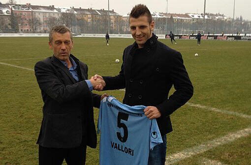 Sportdirektor Florian Hinterberger (l.) mit dem Verteidiger.