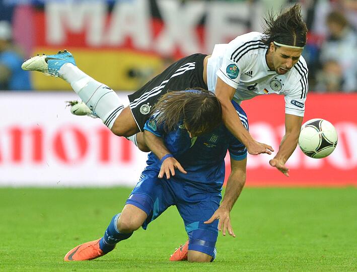 SAMI KHEDIRA: NOTE 2 -
Musste zu Beginn vor allem von Samaras sehr viel einstecken. Machte ihn wütend. Schoss immer wieder aus der zweiten Reihe, traf per Volley zum 2:1 (60.). Wuchtig!