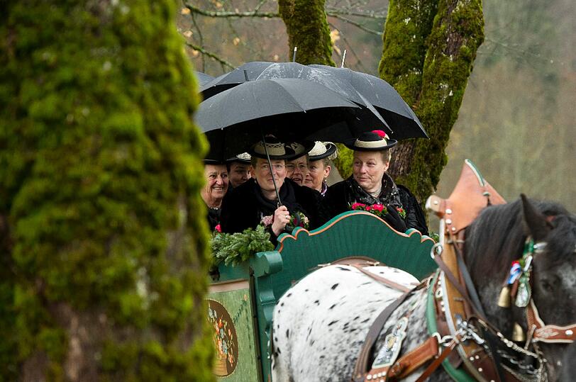 Die Fahrten zu Ehren des heiligen Leonhard von Limoges finden seit ueber 350 Jahren statt. In Bayern gilt der Heilige als Beschuetzer des Viehs und als Patron von Pferd und Reiter. Die Bilder.