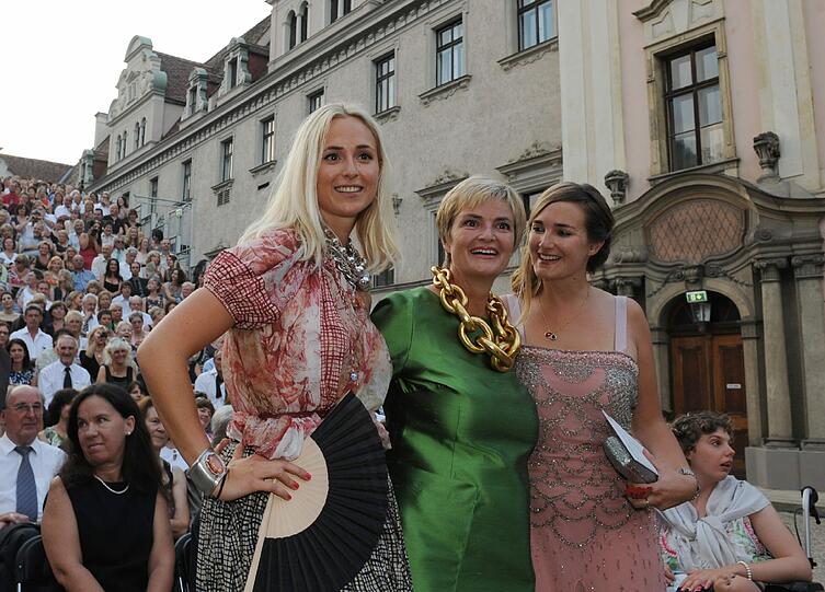 Gloria von Thurn und Taxis und ihre Töchter Maria-Theresia und Elisabeth