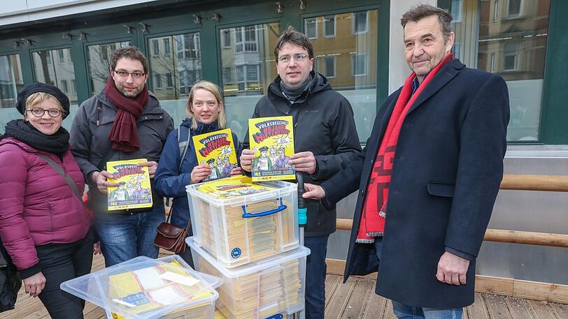 Ganz schön viel Papier: Stefan Jagel (v.l.), Volker Raststätter, Simone Burger, Florian von Brunn vom Bündnis Mietenstopp übergeben die Unterschriftenlisten an Kreisverwaltungsreferent Thomas Böhle.