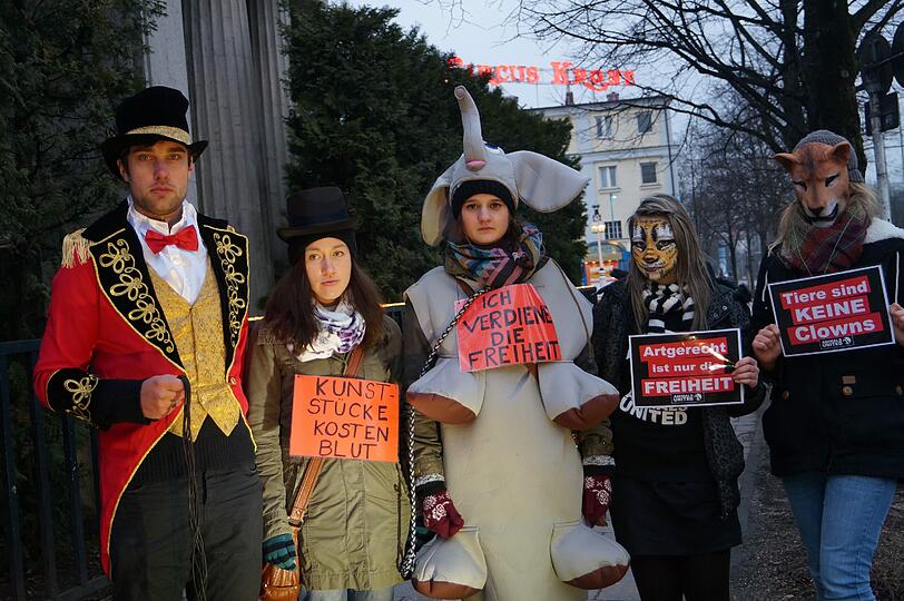 "Tierhaltung im Zirkus ist nicht artgerecht": Aktivisten von "Animals United" protestieren am Samstag gegen Tierhaltung im Circus Krone.