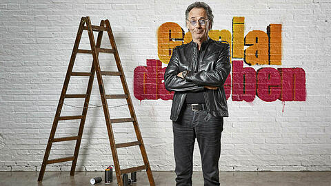 Hugo Egon Balder moderiert mit "Genial daneben" eine beliebte Rateshow im deutschen TV.
