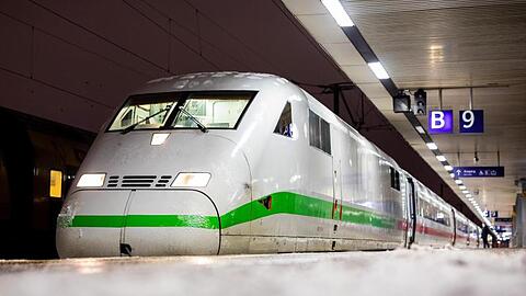 Ein Zug steht an einem verschneiten Bahnsteig im Hauptbahnhof von Hannover.