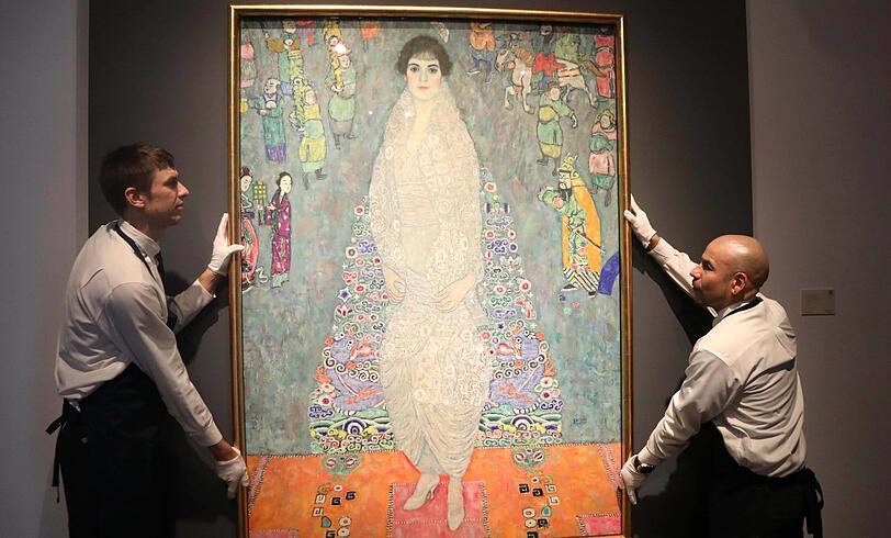 Gustav Klimts Bildnis der Elisabeth Lederer wird bei Sotheby‘s in New York für die Preview-Tage aufgehängt. Gustav Klimts Bildnis der Elisabeth Lederer wird bei Sotheby‘s in New York für die Preview-Tage aufgehängt.