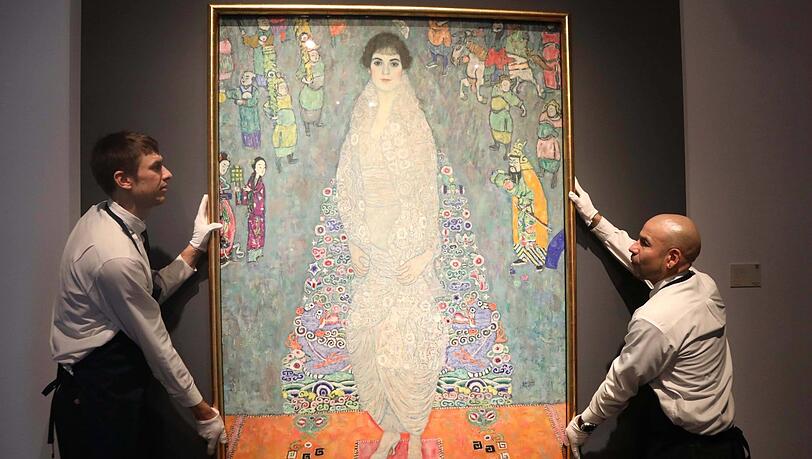 Gustav Klimts Bildnis der Elisabeth Lederer wird bei Sotheby‘s in New York für die Preview-Tage aufgehängt. Gustav Klimts Bildnis der Elisabeth Lederer wird bei Sotheby‘s in New York für die Preview-Tage aufgehängt.