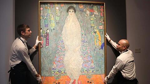 Gustav Klimts Bildnis der Elisabeth Lederer wird bei Sotheby‘s in New York für die Preview-Tage aufgehängt.