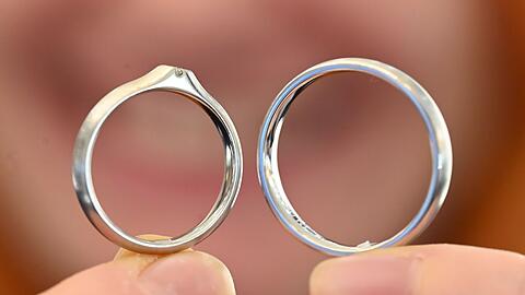 Für Brautpaare sind Trauring aus Platin - wie links zu sehen - eine Alternative. (Archivbild)