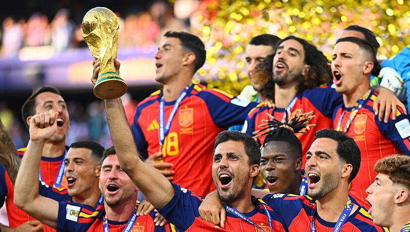 Spanien mit seinem überragenden Kapitän Rodri bejubelt den WM-Titel. Spanien mit seinem überragenden Kapitän Rodri bejubelt den WM-Titel.