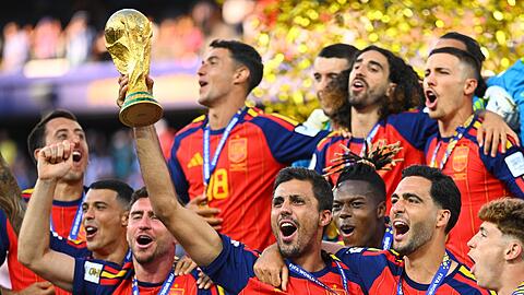 Spanien mit seinem &uuml;berragenden Kapit&auml;n Rodri bejubelt den WM-Titel.
