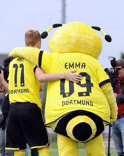 Der frisch gekürte Spieler des Jahres hat letztes Jahr 18 Tore erzielt und ganz nebenbei 12 Treffer vorbereitet. Eine Wahnsinnquote für den 23 jährigen. Er muss aber in riesige Fußstapfen treten.
Nachdem der Spielmacher von Borussia Dortmund SHINJI KAGAWA nach Manchester United gewechselt ist, wird sich das Dortmunder Spiel in jedem Fall umstellen. Ob MARCO REUS wirklich das Format dazu hat, muss er erst noch beweisen.