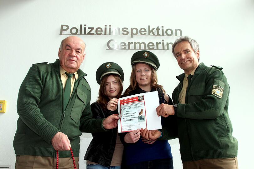 Jagd auf den Hundehasser! Die Germeringer Polizei und die beiden Praktikantinnen Alexandra und Sarah haben ein Plakat entworfen, das Hundebesitzer warnen soll.