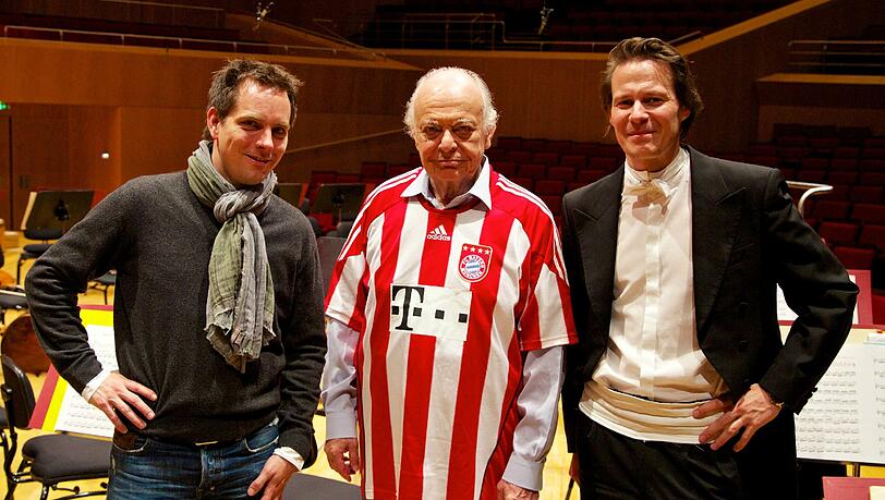 Das sind die beiden Ideengeber des Videos, die Arrangement und Text verfasst haben: Thomas Berg (l.) und Matthias Ambrosius (r.), in der Mitte Maestro Lorin Maazel. Das sind die beiden Ideengeber des Videos, die Arrangement und Text verfasst haben: Thomas Berg (l.) und Matthias Ambrosius (r.), in der Mitte Maestro Lorin Maazel.